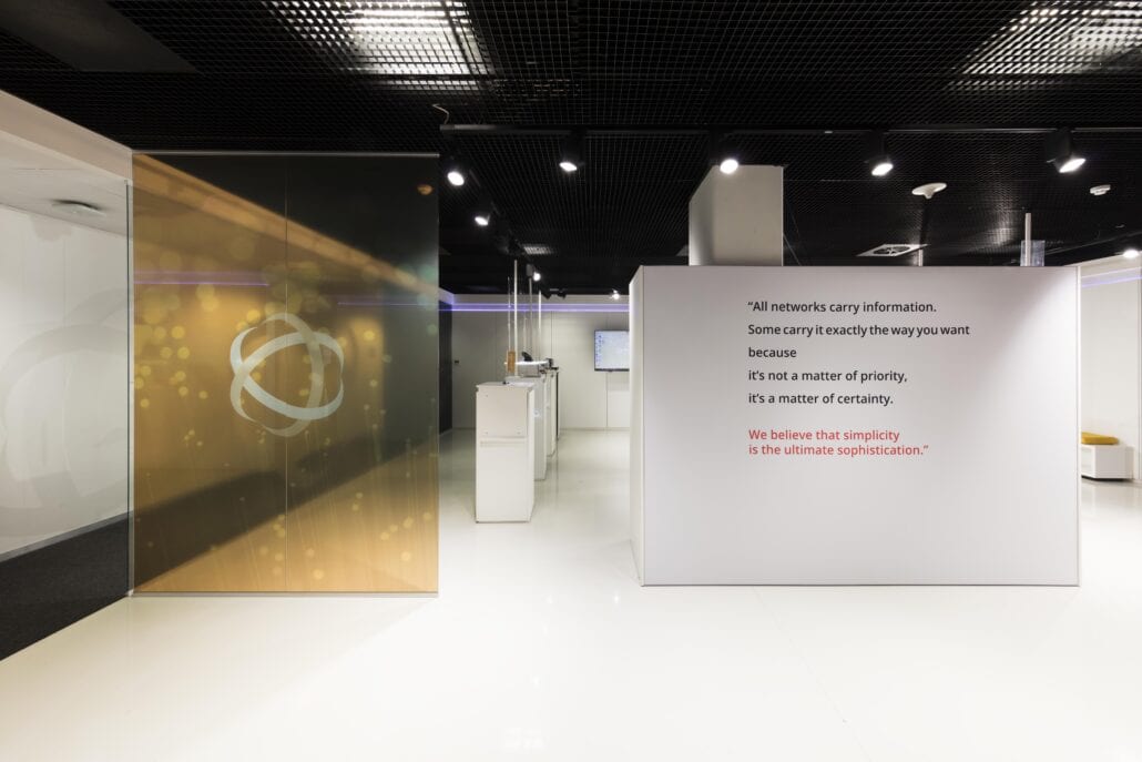 strakke showroom inrichting voor OTN systems in Olen