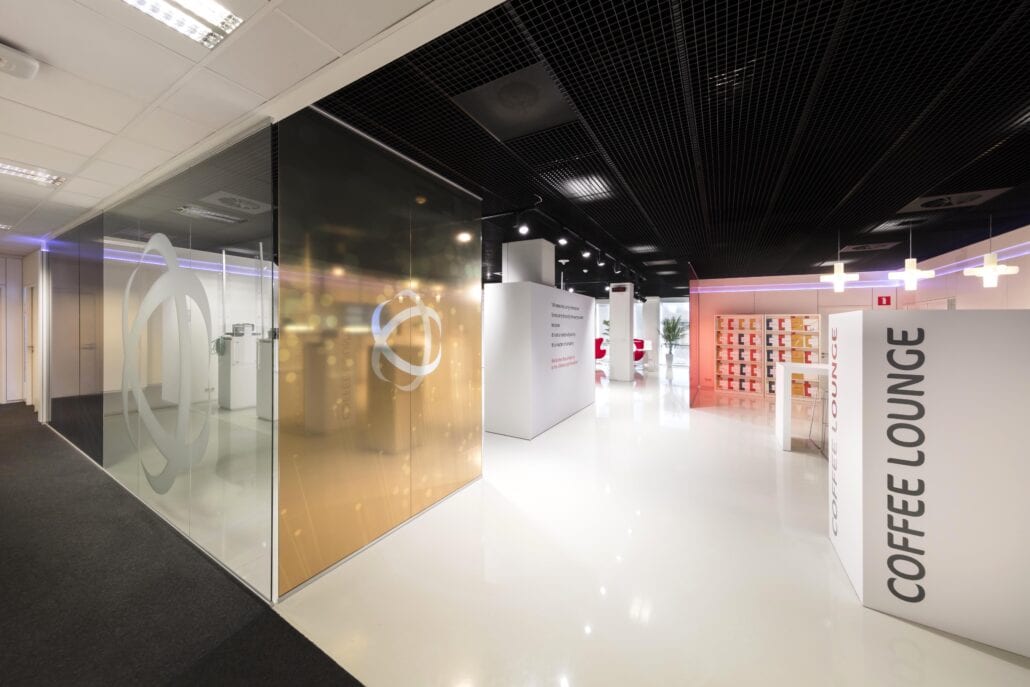 Glazen scheidingswanden interieurbouw showroom OTN systems Olen