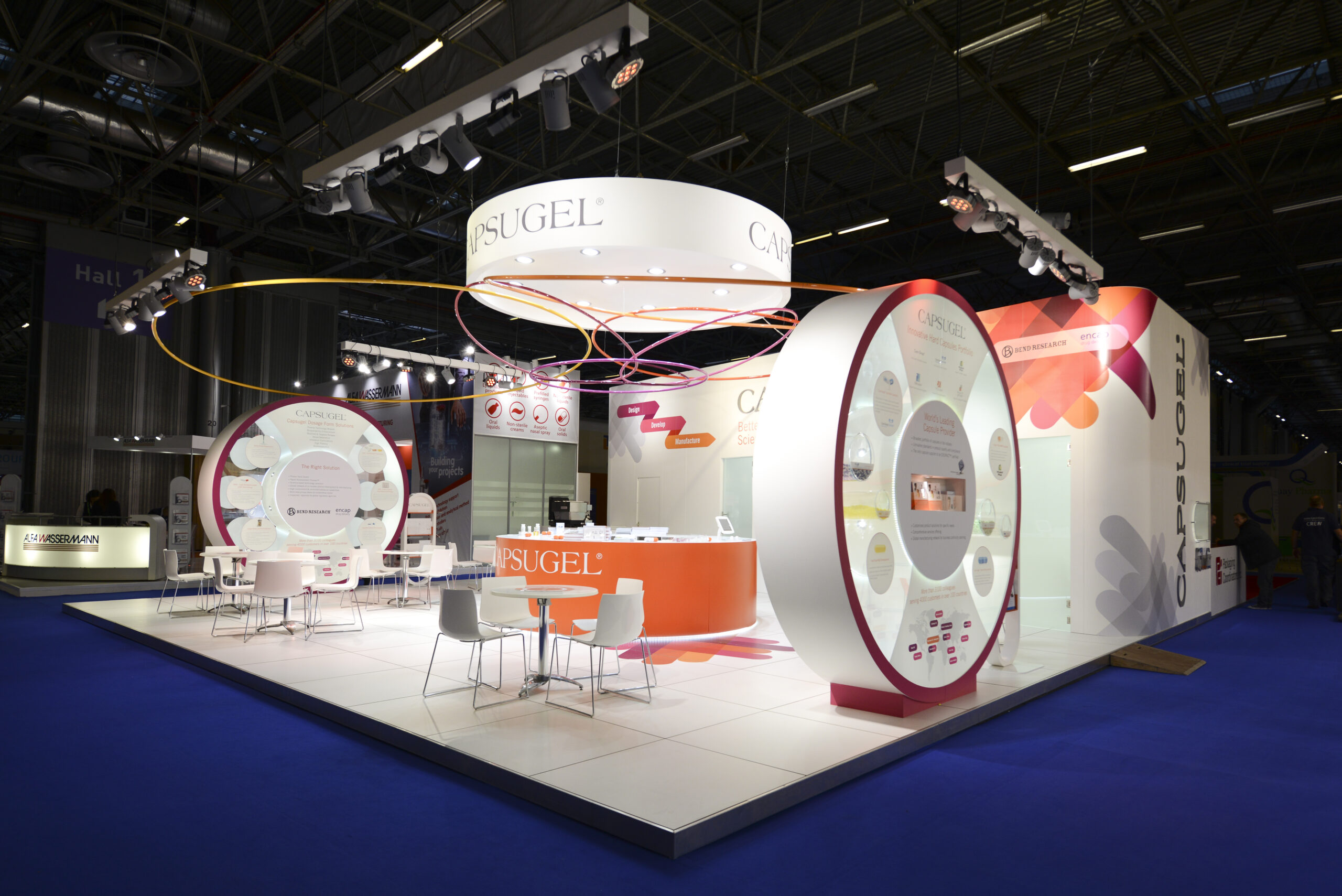 traditionele standenbouw of houtbouw met ronde vormen voor Capsugel op de Cphi beurs in Frankfurt