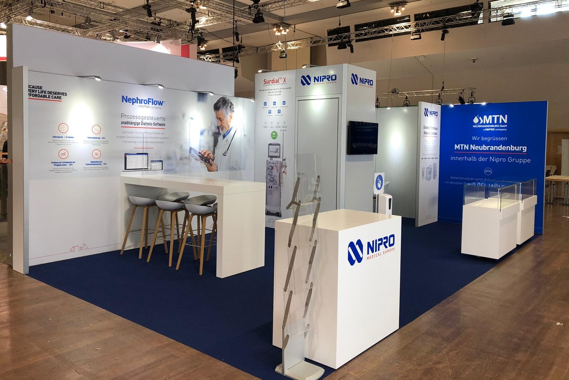 Modulaire standenbouw met enkele maatwerk vitrinekasten voor Nipro