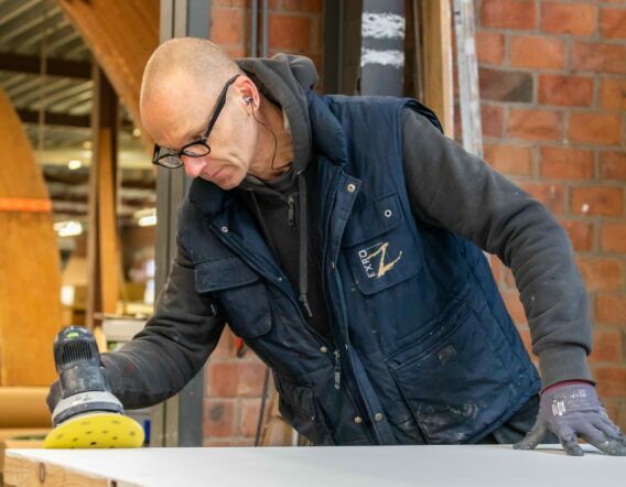 standenbouwer bezig met voorbereidingen van een beursstand