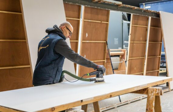 Expo Z standenbouw aan het werk aan een traditionele houtbouw stand