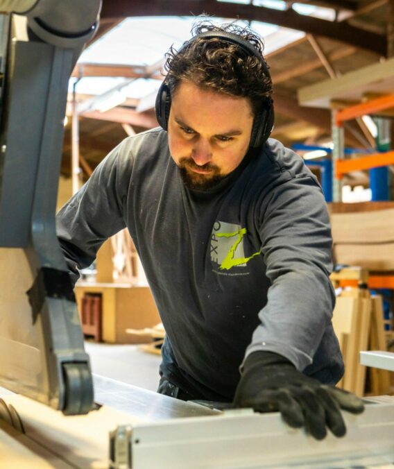 standenbouwer aan de slag in het atelier