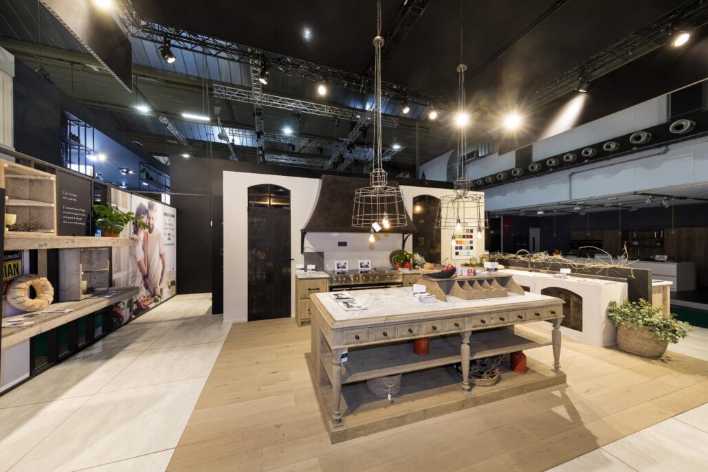 Een beursstand is een beleving. Met de juiste belichting en materiaalkeuze kan je al veel doen. Laat je hierin begeleiden door Expo Z standenbouw beursstand Abel Falisse Batibouw