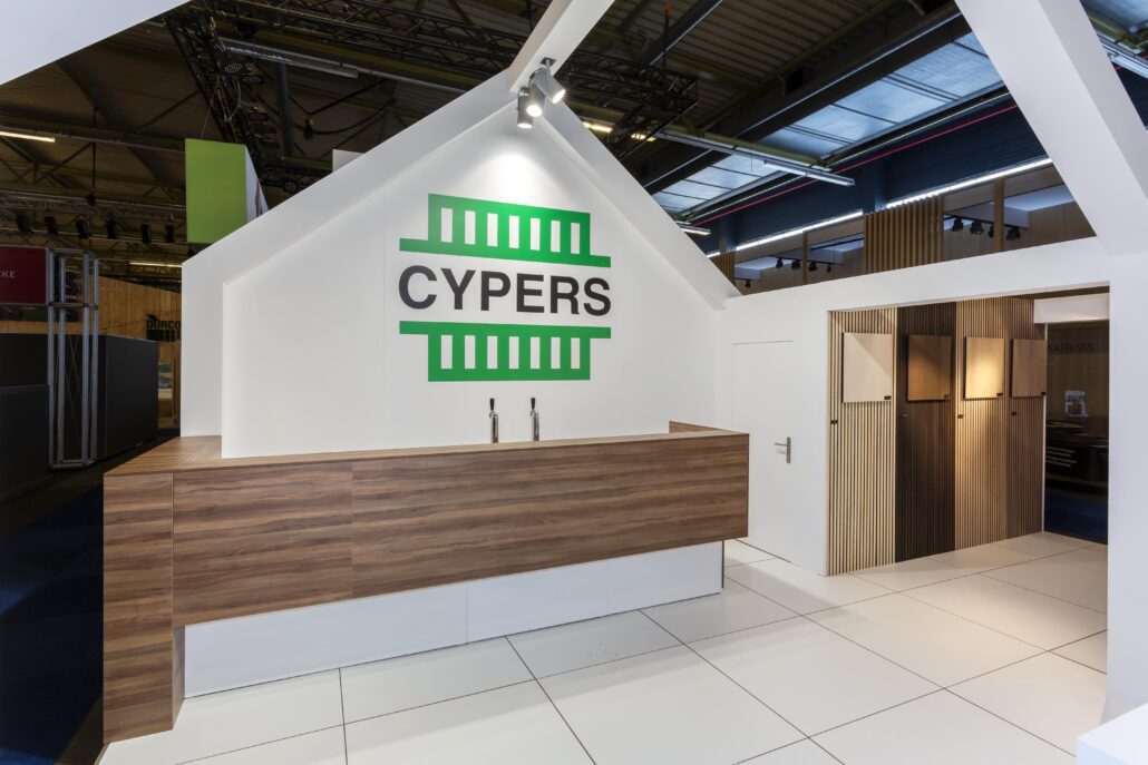 Elke beursstand van Expo Z is een beursstand volledig op maat van de klant. Logo Cypers NV beursstand op PROWOOD.