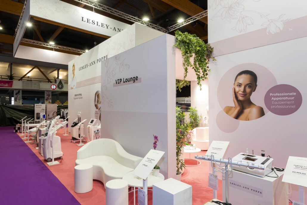 Gaat je voorkeur uit naar een modulaire beursstand? Contacteer Expo Z voor meer informatie. Beursstand Lesley-Ann Poppe op Estetika.