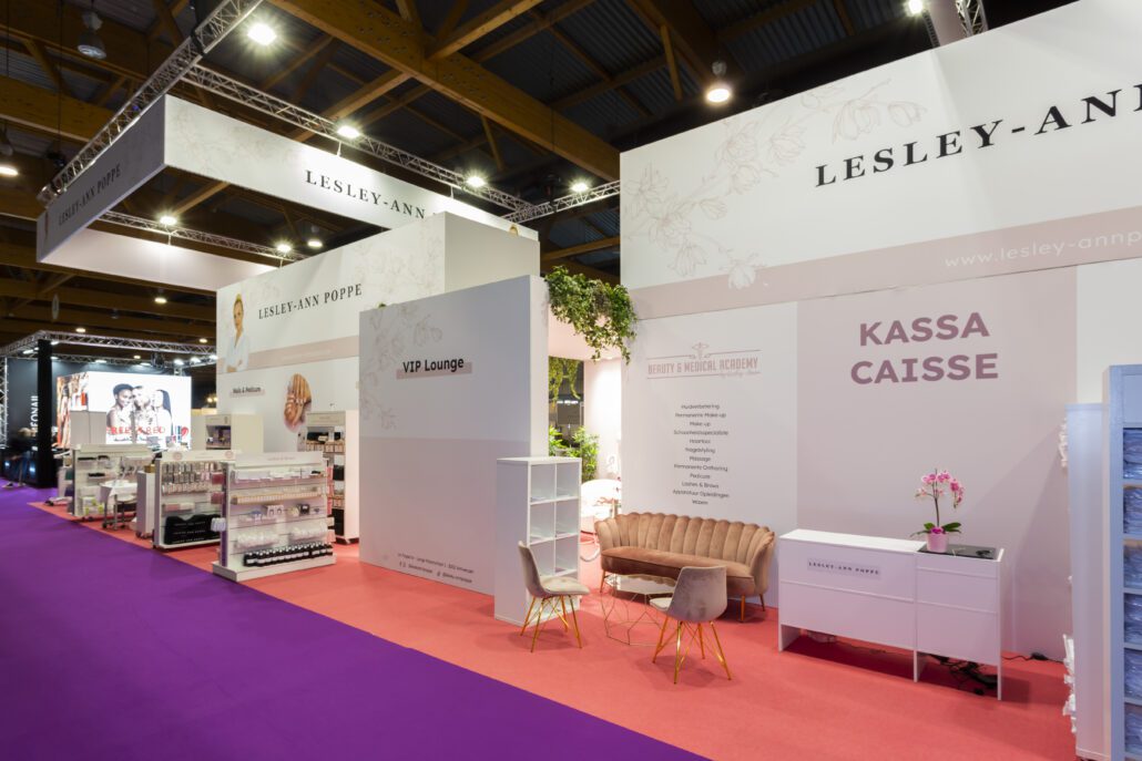 Op zoek naar een modulaire beursstand dat aansluit bij de huisstijl van jouw bedrijf? Dan ben je bij Expo Z aan het juiste adres. Beursstand Lesley-Ann Poppe Estetika