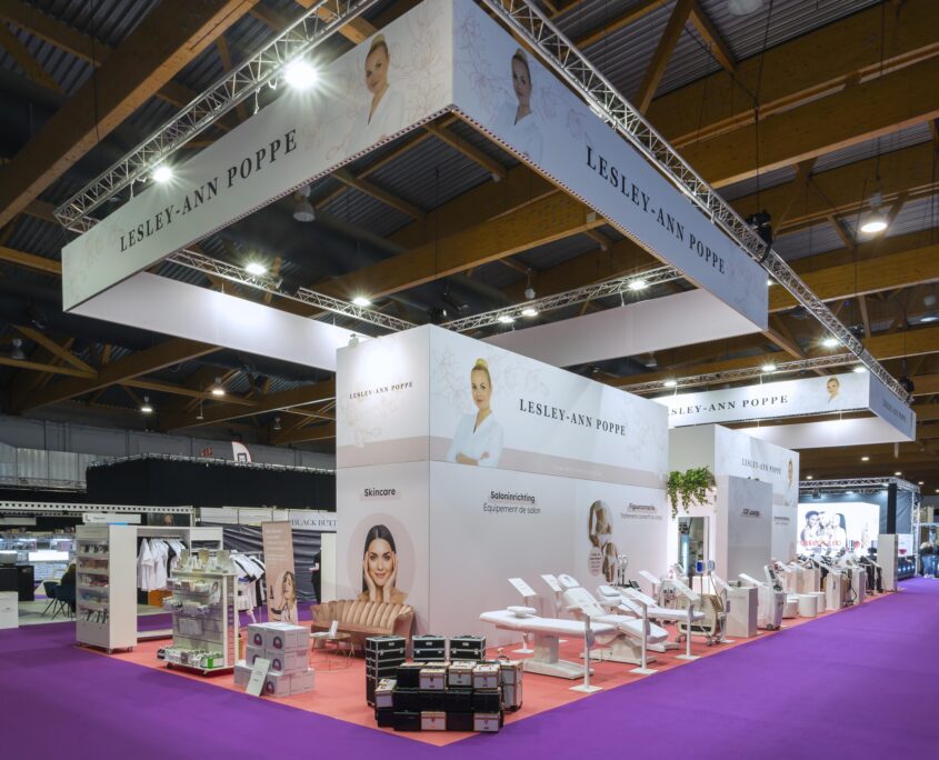 Wij, bij Expo Z standenbouw, geven advies op maat en denken samen met de klant na over wat mogelijk is in de aanloop naar een beursdeelname. Beursstand Lesley-Ann Poppe op Estetika
