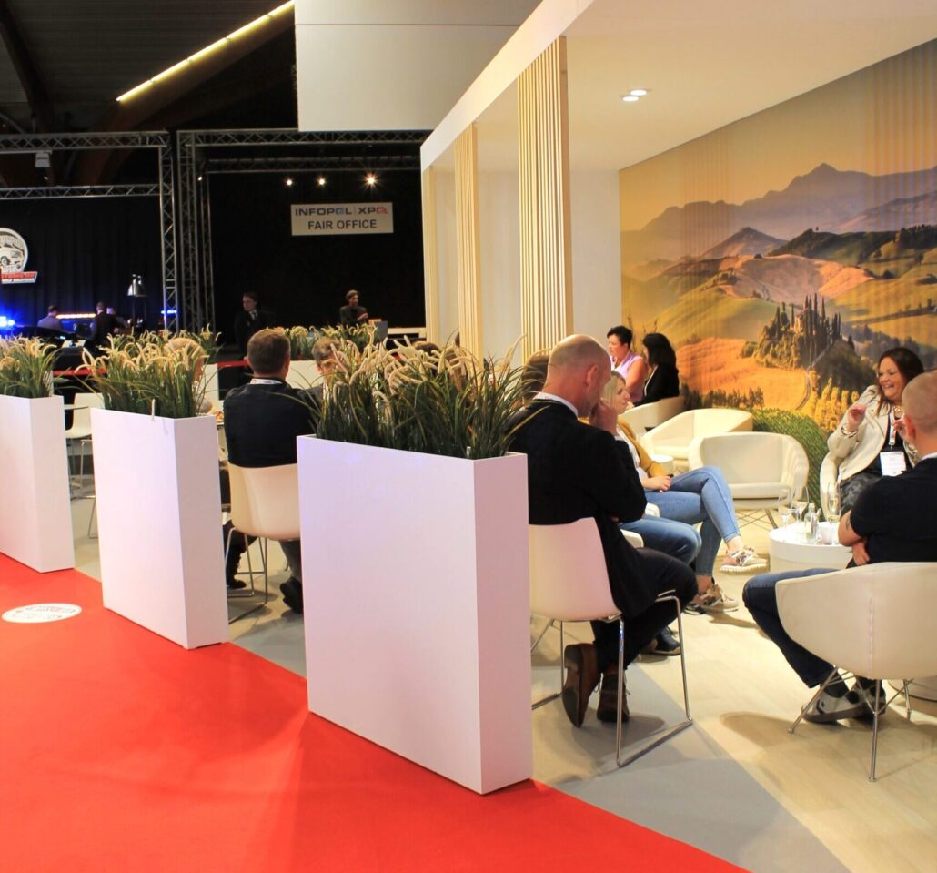 Expo Z denkt mee na over specifieke oplossingen op maat. Het lounge gedeelte dat afgebakend is met plantenbakken op de beursstand van Rauwers.
