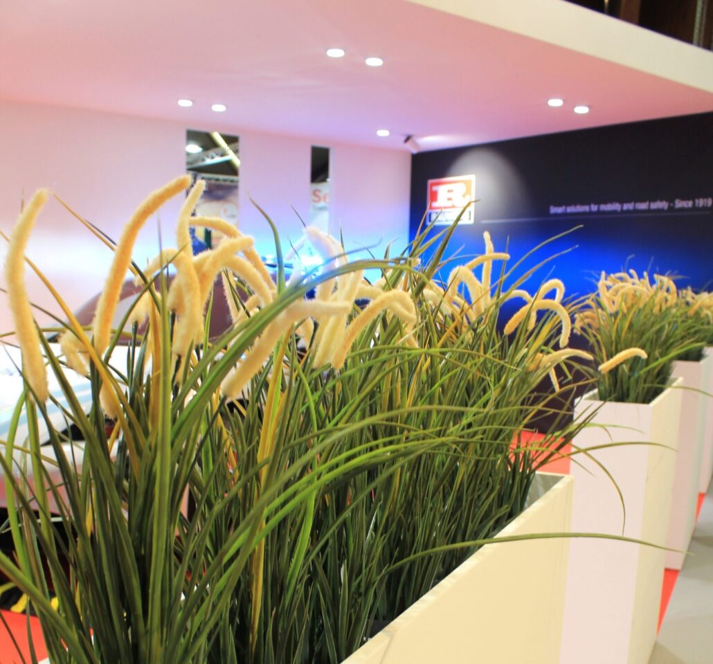 Expo Z gaat voor creatieve oplossingen tot in detail, wat resulteert in unieke beursstanden op maat. Plantenbakken die zowel voor decoratie als voor afbakening zorgen op de beursstand van Rauwers.