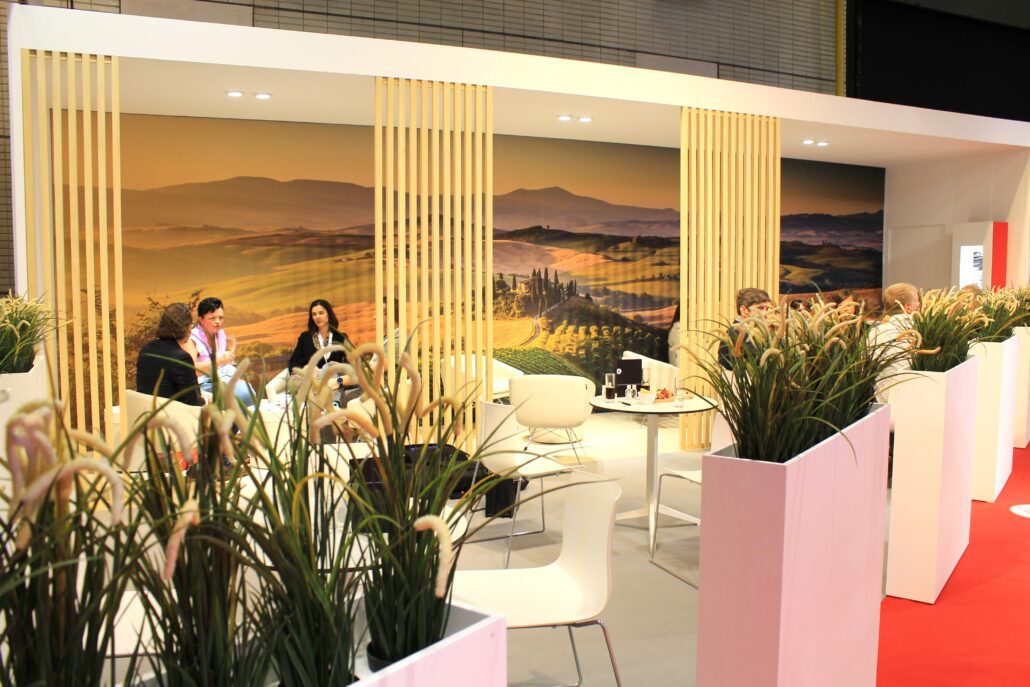 Elke beursstand van Expo Z is een beursstand waarbij rekening wordt gehouden met de wensen en doelen van de klant. Het lounge gedeelte op de beursstand van Rauwers.